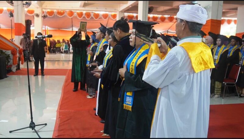 Suasana pembacaan sumpah guru oleh seluruh wisudawan, (Foto: Dok. Profesi.)