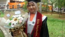 Potret Erlin Marbella wisudawan terbaik I Periode Mei 2025 dari Fakultas Seni dan Disign Universitas Negeri Makassar, (Foto : Ist)