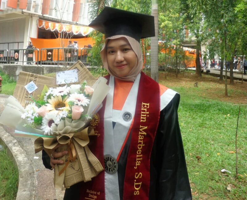 Potret Erlin Marbella wisudawan terbaik I Periode Mei 2025 dari Fakultas Seni dan Disign Universitas Negeri Makassar, (Foto : Ist)