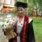 Potret Erlin Marbella wisudawan terbaik I Periode Mei 2025 dari Fakultas Seni dan Disign Universitas Negeri Makassar, (Foto : Ist)