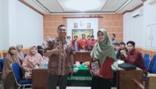Foto Kader IMM bersama Ketua Prodi S2 Pendidikan Bahasa dan Sastra Indonesia Pascasarjana UNM, (Foto: Ist.)