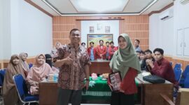 Foto Kader IMM bersama Ketua Prodi S2 Pendidikan Bahasa dan Sastra Indonesia Pascasarjana UNM, (Foto: Ist.)