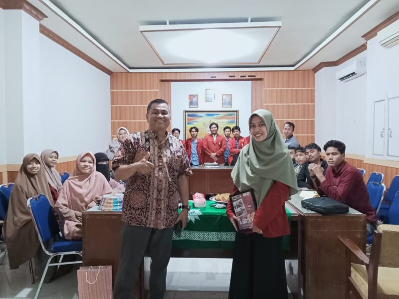 Foto Kader IMM bersama Ketua Prodi S2 Pendidikan Bahasa dan Sastra Indonesia Pascasarjana UNM, (Foto: Ist.)