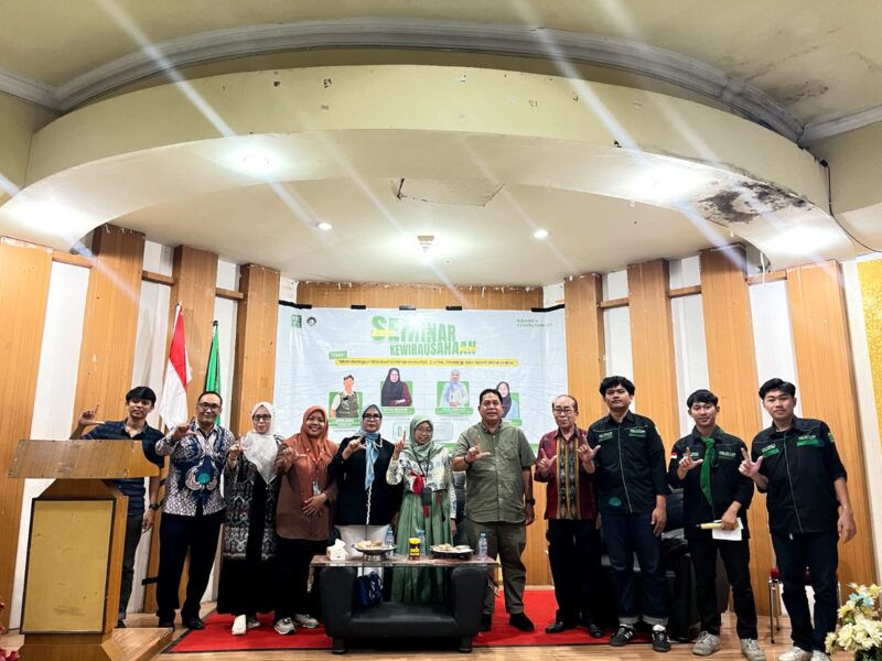 Prosesi foto bersama pada seminar Kewirausahaan IPMIL RAYA UNM, (Foto: Ist.)