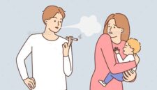 Ilustrasi Seseorang Merokok di Dekat Anak Kecil, (Foto: Int.)