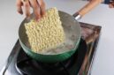 Potret seseorang sedang memasak mie instan,(Foto: Int.)