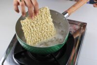 Potret seseorang sedang memasak mie instan,(Foto: Int.)