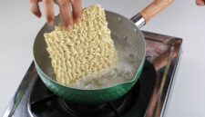 Potret seseorang sedang memasak mie instan,(Foto: Int.)