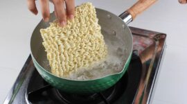 Potret seseorang sedang memasak mie instan,(Foto: Int.)