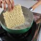 Potret seseorang sedang memasak mie instan,(Foto: Int.)