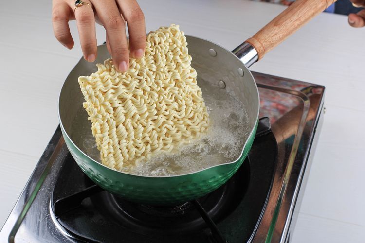 Potret seseorang sedang memasak mie instan,(Foto: Int.)