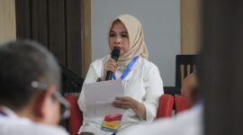Potret Wakil Rektor Bidang Akademik UNM, Andi Aslinda saat konferensi pers, (Foto: Hafid Budiawan)