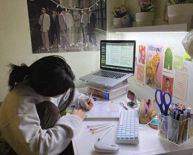 Potret Mahasiswa Produktif di Tengah Tugas Kuliah, (Foto: Int.)