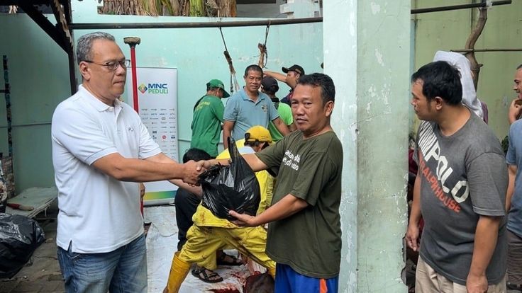 Suasana pembagian daging kurban, (Foto: Int.)