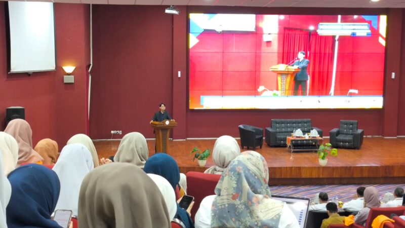 Potret Rendi Pangalila selaku ketua panitia saat sambutan, (Foto: Ibnu Qayyum Abdullah)