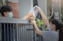 Potret seseorang yang saling berbagi, menandakan kerukunan antar tetangga, (Foto: Int.)