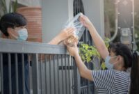 Potret seseorang yang saling berbagi, menandakan kerukunan antar tetangga, (Foto: Int.)