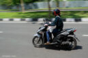 Potret seseorang sedang berkendara dengan aman,(Foto: Int.)