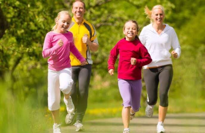 Ilustrasi Keluarga yang sedang Olahraga Lari (Foto: Int.)
