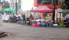 Suasana Pedagang Berjualan di Trotoar Kampus UNM (Foto:M. zaky asryan. a)