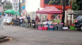 Suasana Pedagang Berjualan di Trotoar Kampus UNM (Foto:M. zaky asryan. a)