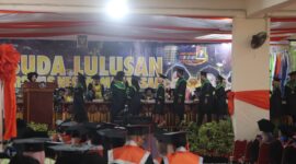 Suasana wisudawan saat penyerahan ijazah, (Foto: Dok. Profesi.)