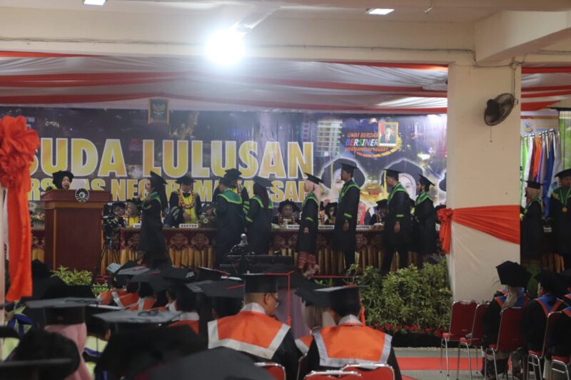 Suasana wisudawan saat penyerahan ijazah, (Foto: Dok. Profesi.)