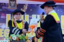 Prosesi peyerahan daftar nama alumni oleh Rekotr UNM kepada DPP IKA UNM, (Foto : Int.)
