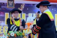 Prosesi peyerahan daftar nama alumni oleh Rekotr UNM kepada DPP IKA UNM, (Foto : Int.)