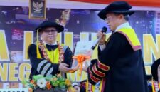 Prosesi peyerahan daftar nama alumni oleh Rekotr UNM kepada DPP IKA UNM, (Foto : Int.)