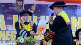 Prosesi peyerahan daftar nama alumni oleh Rekotr UNM kepada DPP IKA UNM, (Foto : Int.)