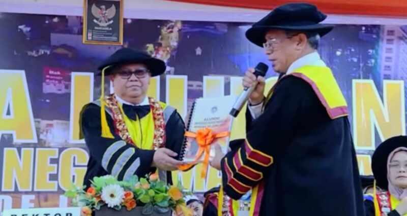 Prosesi peyerahan daftar nama alumni oleh Rekotr UNM kepada DPP IKA UNM, (Foto : Int.)