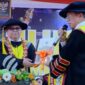Prosesi peyerahan daftar nama alumni oleh Rekotr UNM kepada DPP IKA UNM, (Foto : Int.)