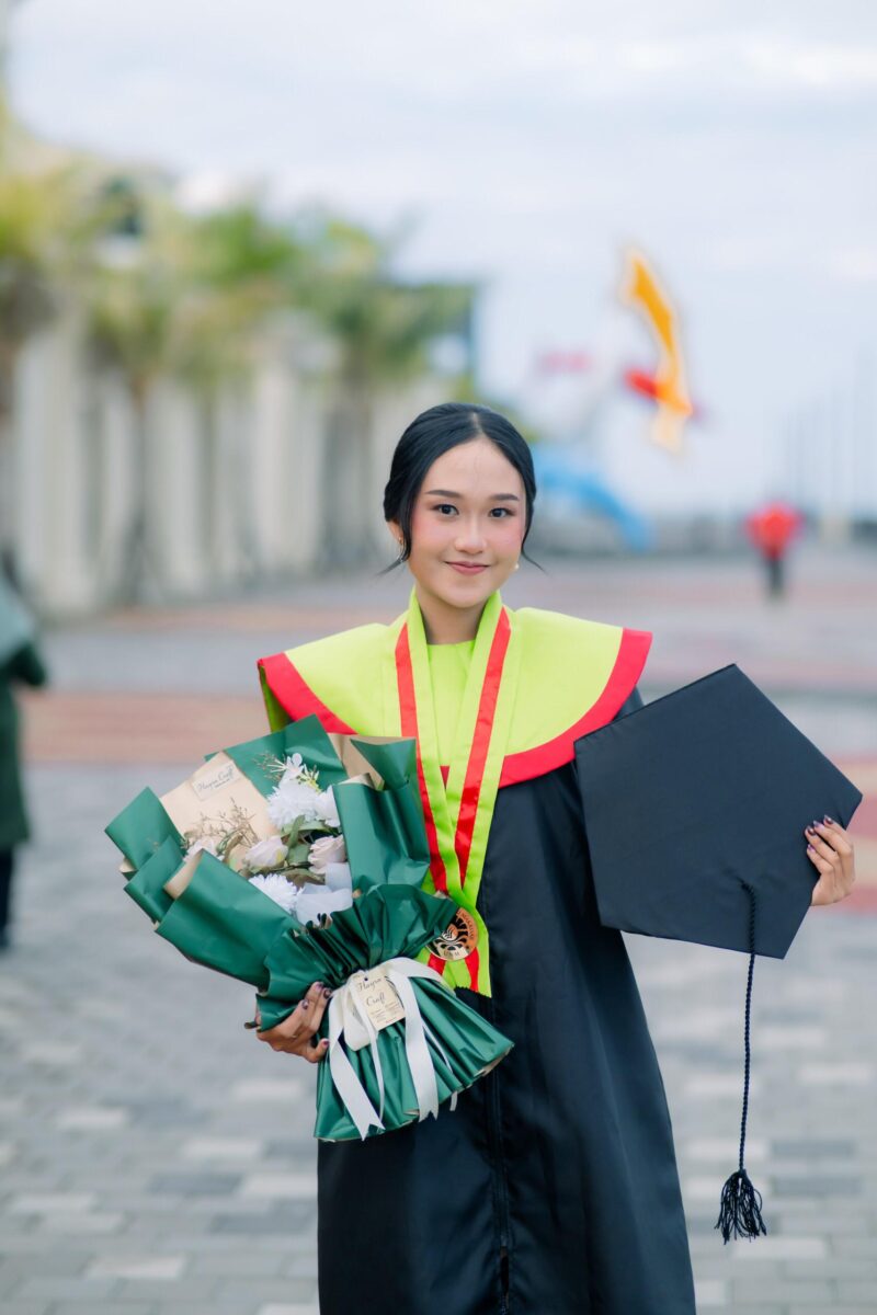 Potret Jessica Crisfin Lapendy lulusan terbaik FT (Foto:ist)