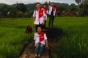 Foto Diki Douvel Nibras, mahasiswa UNM, bersama peserta KKN lainnya, saat berada di kawasan persawahan (Foto: Ist.)
