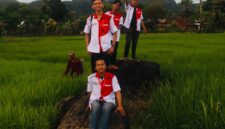 Foto Diki Douvel Nibras, mahasiswa UNM, bersama peserta KKN lainnya, saat berada di kawasan persawahan (Foto: Ist.)