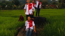 Foto Diki Douvel Nibras, mahasiswa UNM, bersama peserta KKN lainnya, saat berada di kawasan persawahan (Foto: Ist.)