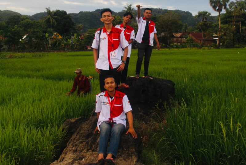 Foto Diki Douvel Nibras, mahasiswa UNM, bersama peserta KKN lainnya, saat berada di kawasan persawahan (Foto: Ist.)