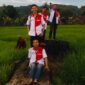 Foto Diki Douvel Nibras, mahasiswa UNM, bersama peserta KKN lainnya, saat berada di kawasan persawahan (Foto: Ist.)