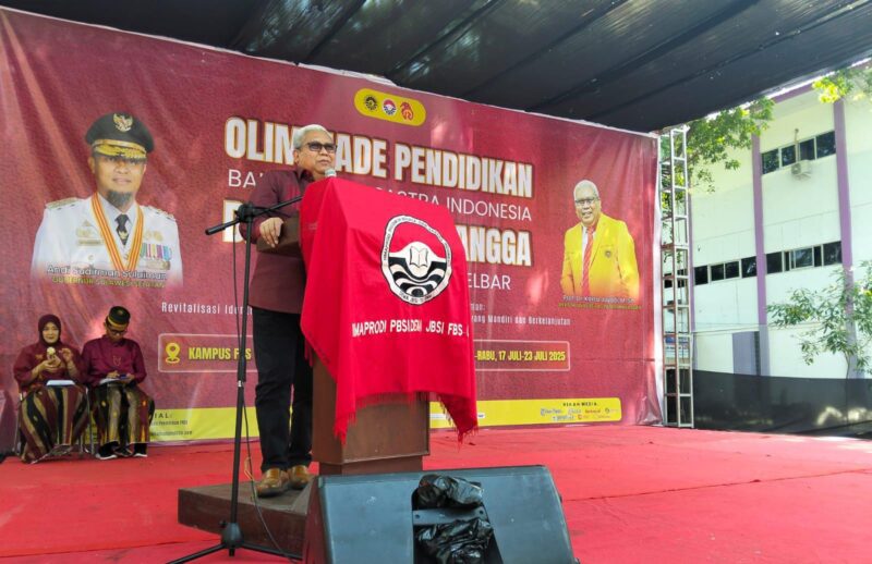 Rektor Saat Memberikan Sambutan Sekaligus Membuka Kegiatan, (Foto: St. Masyita Rahmi.)