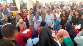Suasana Lomba Makan Mie Pakai Sumpit (Foto: M. Zaky Asryan. A)