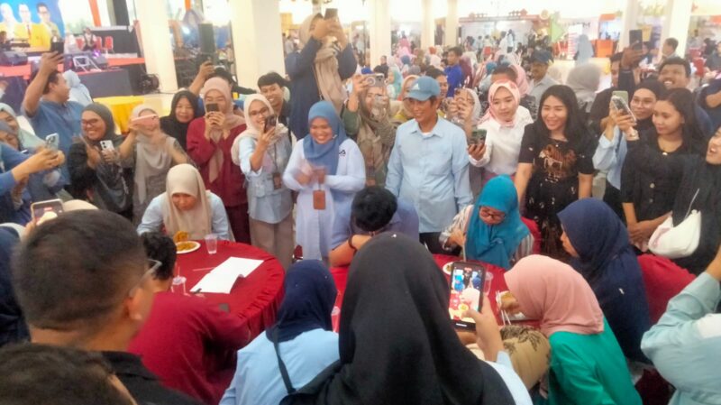 Suasana Lomba Makan Mie Pakai Sumpit (Foto: M. Zaky Asryan. A)