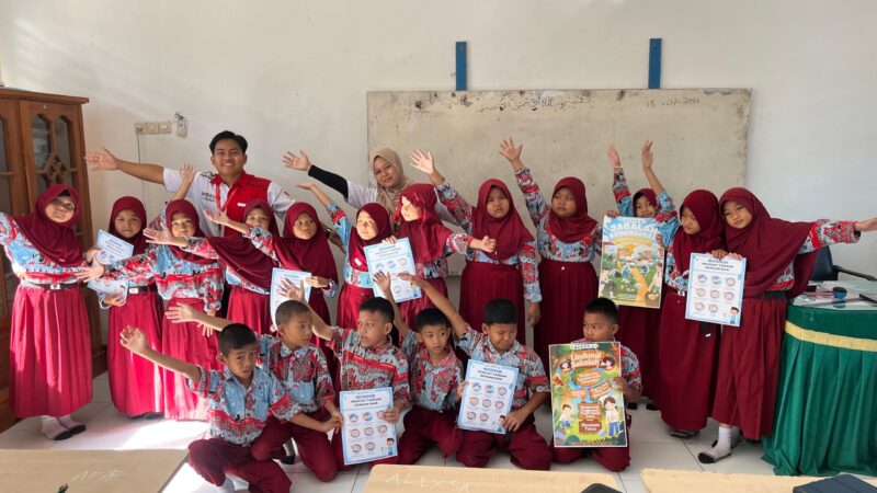 Foto bersama Mahasiswa KKN dengan siswa SDN Impres 129 Bantimurung (foto:ist.)