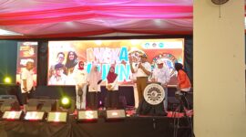 Potret Ketua DPP IKA UNM, sedang Undi Hadiah Umroh di Pelataran Gedung Phinisi, UNM, (Foto : Florencya Alnisa Chrsitin)