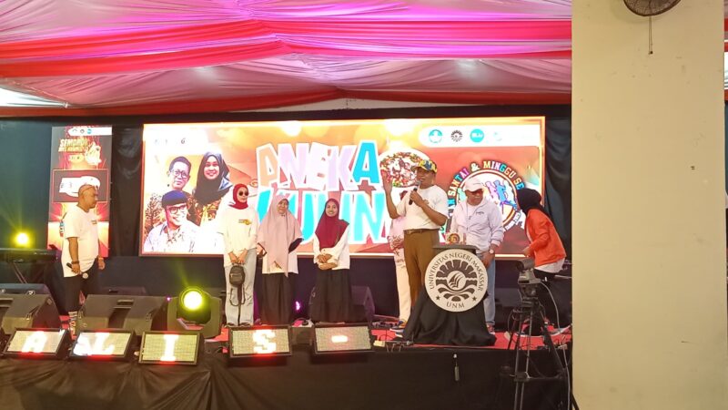 Potret Ketua DPP IKA UNM, sedang Undi Hadiah Umroh di Pelataran Gedung Phinisi, UNM, (Foto : Florencya Alnisa Chrsitin)