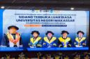 Potret pengukuhan guru besar oleh rektor UNM, (Foto: Dok. Profesi)