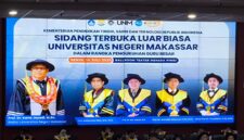 Potret pengukuhan guru besar oleh rektor UNM, (Foto: Dok. Profesi)