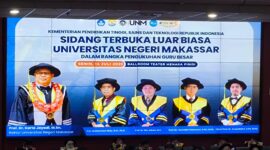 Potret pengukuhan guru besar oleh rektor UNM, (Foto: Dok. Profesi)