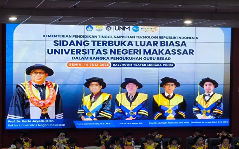 Potret pengukuhan guru besar oleh rektor UNM, (Foto: Dok. Profesi)