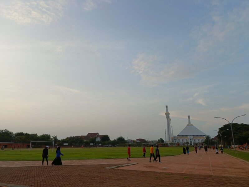 Suasana Santai di Lapangan Sore Hari, (Foto: Int.)